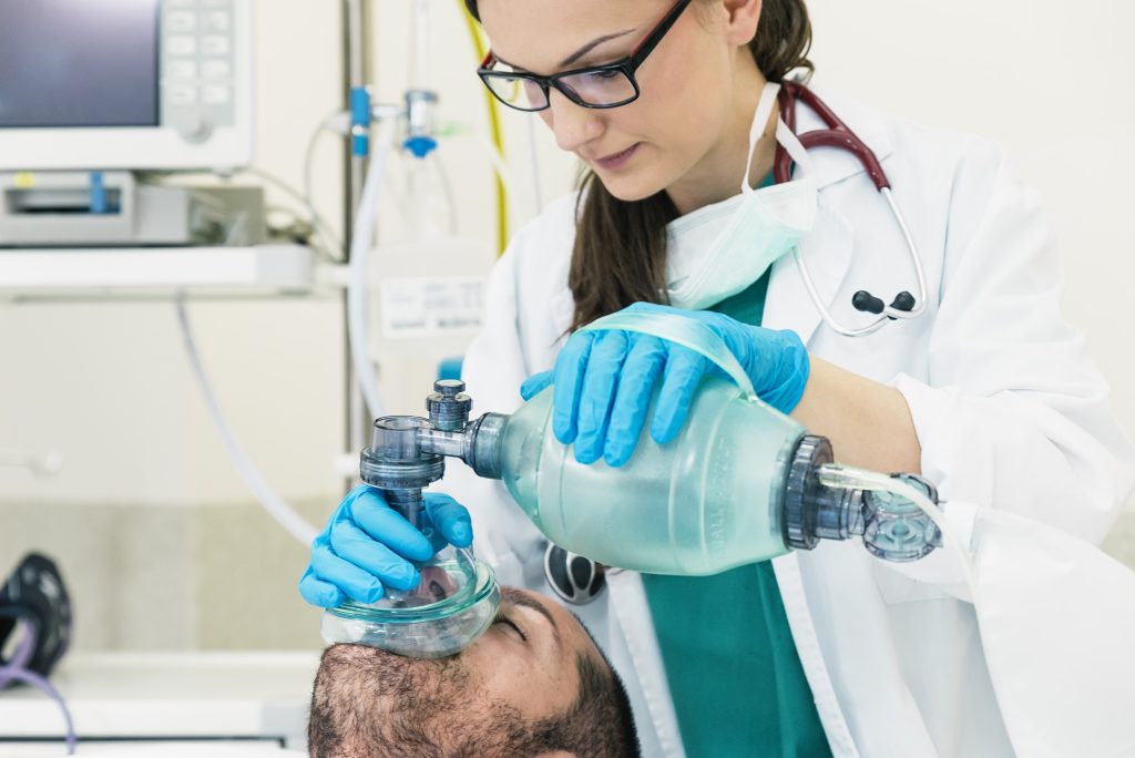 Anestezi nedir ? , günümüz tıbbında hastaların cerrahi müdahaleler ve diğer tıbbi prosedürler sırasında rahatlaması ve ağrı duymaması için sıkça kullanılan bir tıbbi uygulama.