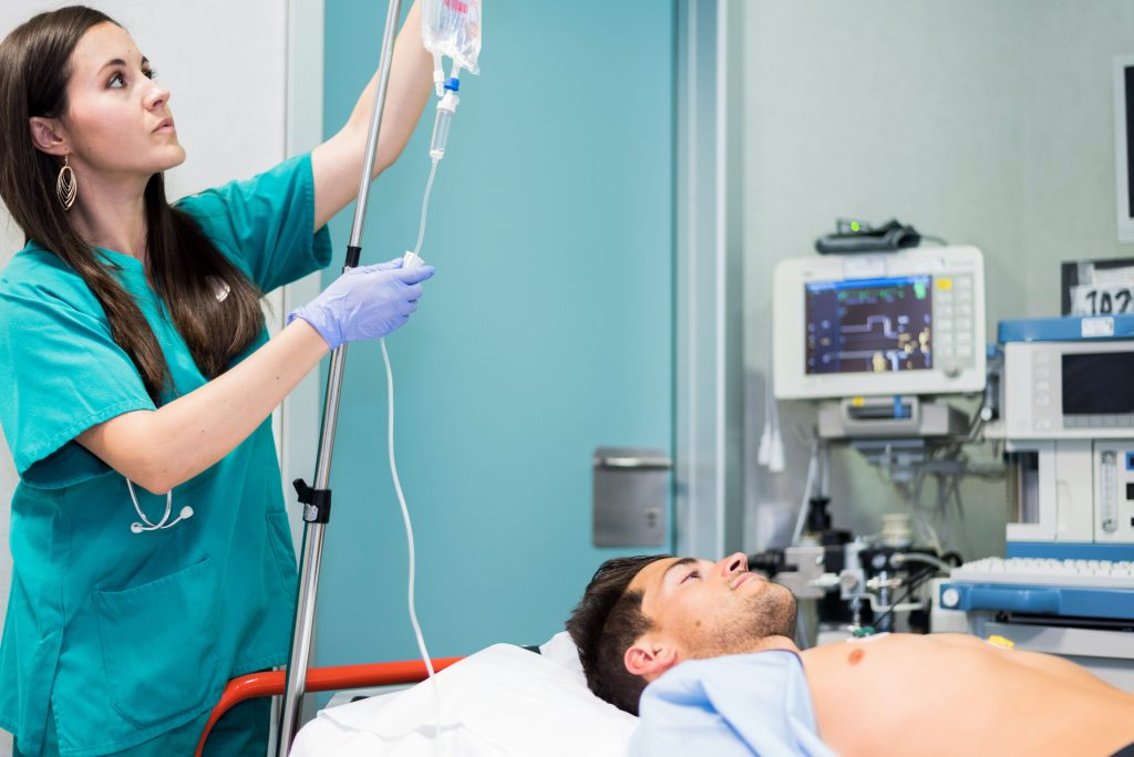 Anestezi nedir ? , günümüz tıbbında hastaların cerrahi müdahaleler ve diğer tıbbi prosedürler sırasında rahatlaması ve ağrı duymaması için sıkça kullanılan bir tıbbi uygulama.