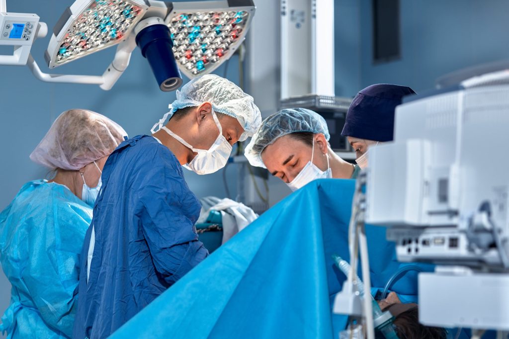 Kanser cerrahisi nedir ? kanserli hücreleri vücuttan uzaklaştırmayı veya kontrol altına almaya yönelik cerrahi müdahaleleri içeren bir tedavi yöntemidir.