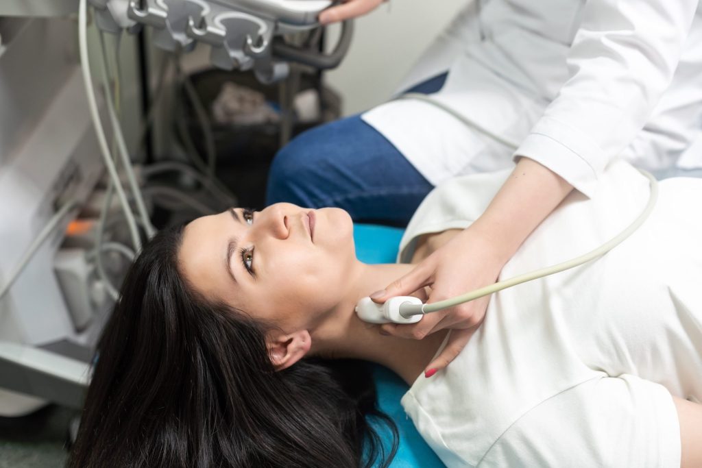 Tiroıd bezindeki nodüllerin çıkarılması, tiroidektomi (tiroid bezinin tamamen veya kısmen çıkarılması) gibi işlemleri içerir.